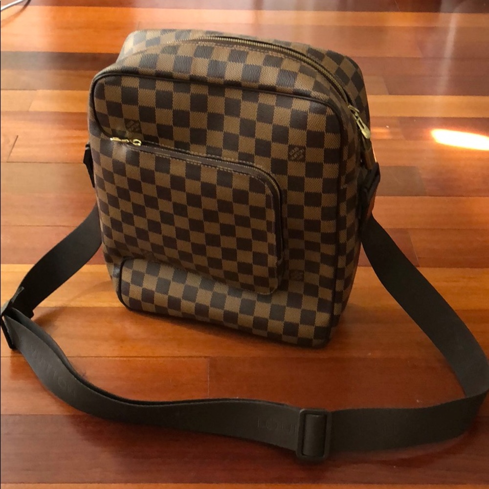 Louis Vuitton. Messenger bag